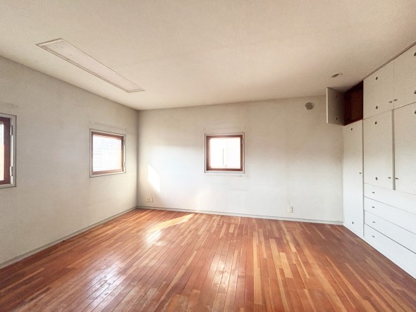 フローリングの部屋は清潔感があり、日々のお掃除も楽で助かりますね！