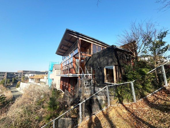 爽やかな青空の下に贅沢なほどに降り注ぐ陽光、豊かな居住性と、クオリティが見事に調和した住空間は、住まうことの喜びを感じさせてくれ