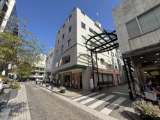 マンション外観。生活利便性に優れた立地環境。