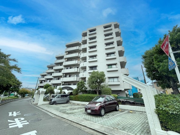 爽やかな青空の下に贅沢なほどに降り注ぐ陽光、豊かな居住性と、クオリティが見事に調和した住空間は、住まうことの喜びを感じさせてくれ