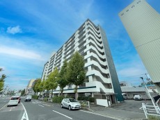 爽やかな青空の下に贅沢なほどに降り注ぐ陽光、豊かな居住性と、クオリティが見事に調和した住空間は、住まうことの喜びを感じさせてくれ