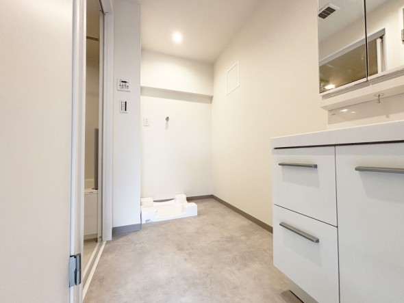 脱衣スペースを含む空間はゆとりの広さ。