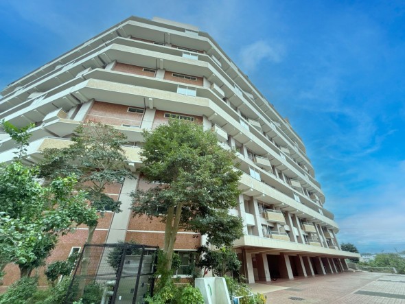 爽やかな青空の下に贅沢なほどに降り注ぐ陽光、豊かな居住性と、クオリティが見事に調和した住空間は、住まうことの喜びを感じさせてくれ