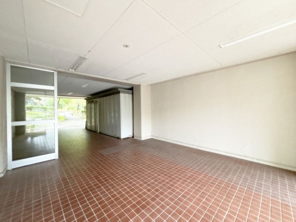 お客様をお迎えする玄関は落ち着いた雰囲気。帰り着くたびに洗練されたテイストの空間に迎えられ誇りと喜びを感じる玄関まわりです。