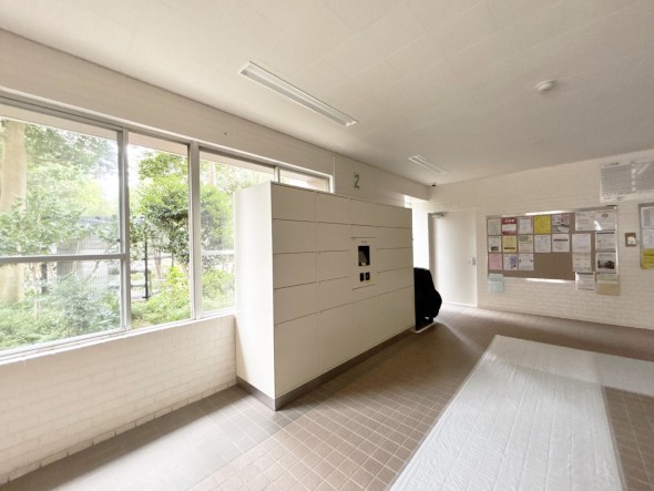 宅配ボックスがあるためご不在時であってもお帰りの際に大きな荷物をお受け取りいただけます。