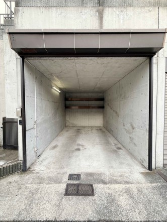 リモコン式の電動シャッターで車の中から開け閉め可能です!