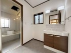 十分な大きさの洗面台は、身だしなみチェックや歯磨きなど、朝の慌ただしい時間でも余裕とゆとりを感じて頂けます。