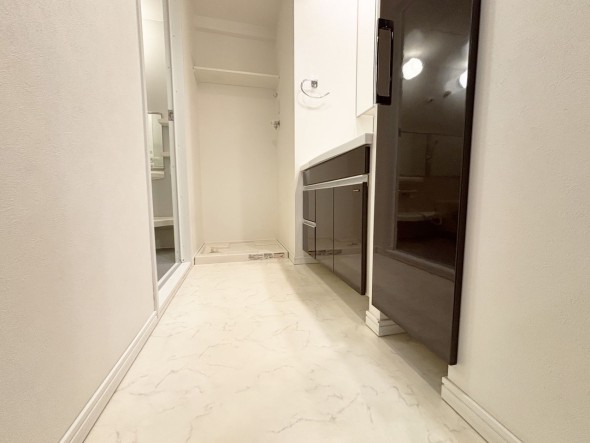 脱衣スペースを含む空間はゆとりの広さ。