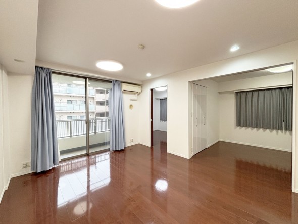 フローリングの色合いも温かみのある雰囲気が出ています。