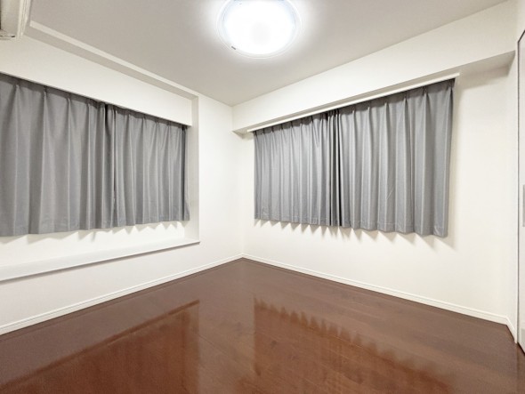 一日の疲れをいやしてくれる主寝室。時を忘れて過ごす場所として過ごせるお部屋です。