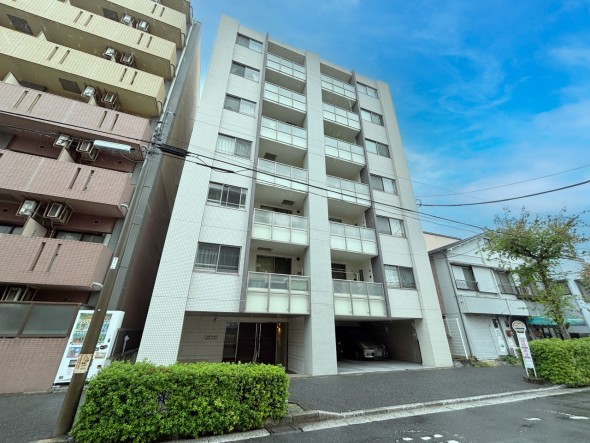 爽やかな青空の下に贅沢なほどに降り注ぐ陽光、豊かな居住性と、クオリティが見事に調和した住空間は、住まうことの喜びを感じさせてくれ