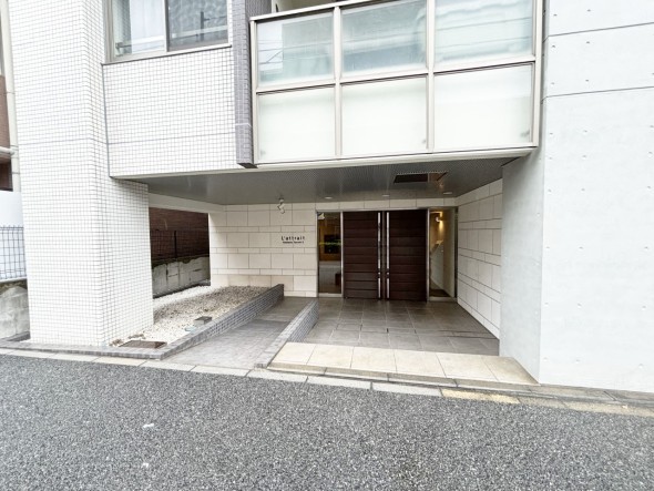 お客様をお迎えする玄関は落ち着いた雰囲気。帰り着くたびに洗練されたテイストの空間に迎えられ誇りと喜びを感じる玄関まわりです。