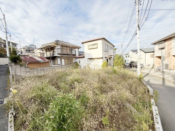 青空広がる解放感ある立地です。