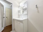 十分な大きさの洗面台は、身だしなみチェックや歯磨きなど、朝の慌ただしい時間でも余裕とゆとりを感じて頂けます。