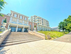 住む人を映し出す洗練された佇まいは、いつまでも輝き続けながらいつしか街の風景に溶け込んでいきます。