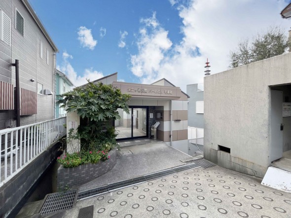 爽やかな青空の下に贅沢なほどに降り注ぐ陽光、豊かな居住性と、クオリティが見事に調和した住空間は、住まうことの喜びを感じさせてくれ