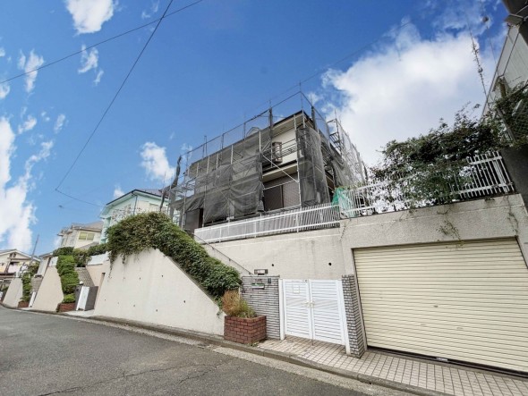 爽やかな青空の下に贅沢なほどに降り注ぐ陽光、豊かな居住性と、クオリティが見事に調和した住空間は、住まうことの喜びを感じさせてくれ