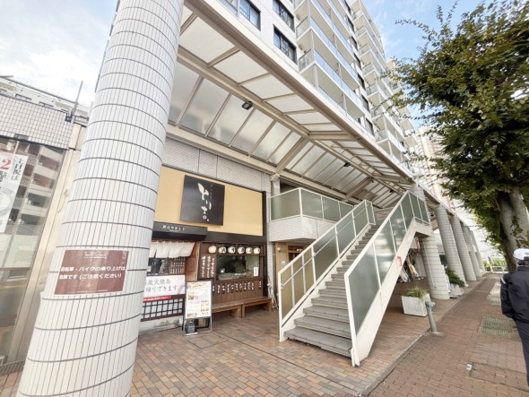 マンション外観。生活利便性に優れた立地環境。