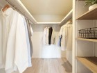 たっぷり入るウォークインクローゼットは奥行きがあるのでたくさん収納できます。