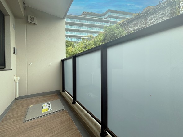 日差しの差し込むバルコニー