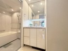 十分な大きさの洗面台は、身だしなみチェックや歯磨きなど、朝の慌ただしい時間でも余裕とゆとりを感じて頂けます。