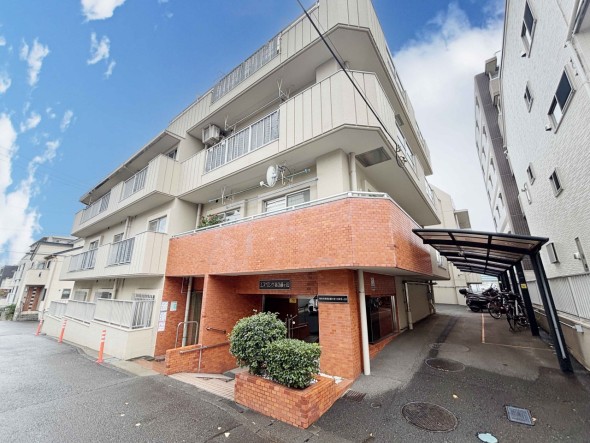 爽やかな青空の下に贅沢なほどに降り注ぐ陽光、豊かな居住性と、クオリティが見事に調和した住空間は、住まうことの喜びを感じさせてくれ