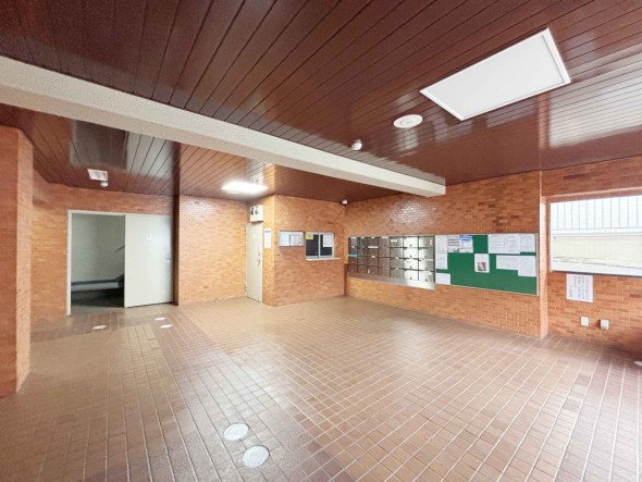 お客様をお迎えする玄関は落ち着いた雰囲気。帰り着くたびに洗練されたテイストの空間に迎えられ誇りと喜びを感じる玄関まわりです。