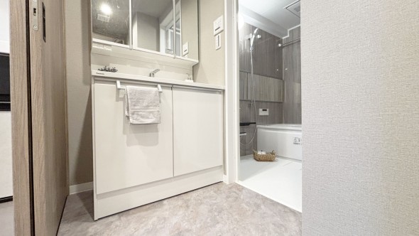 脱衣スペースを含む空間はゆとりの広さ。