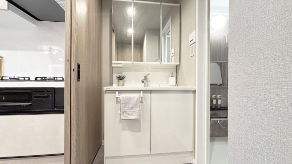 十分な大きさの洗面台は、身だしなみチェックや歯磨きなど、朝の慌ただしい時間でも余裕とゆとりを感じて頂けます。