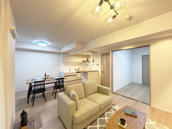 家族と過ごすひと時を優しく包み込むリビングダイニング。