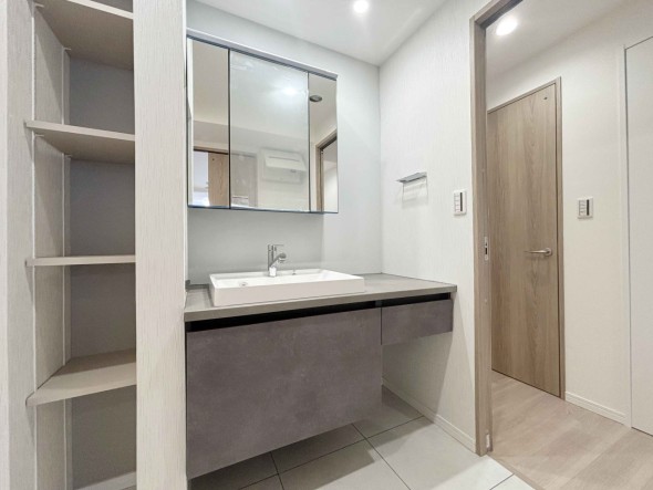 真っ白な洗面台で、気持ちの良い朝を迎えられそうです。