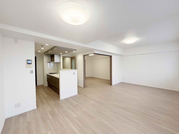 みんなが集い、食事と楽しい会話が始まる。話に夢中になりすぎて、ついつい時を忘れてしまう。そんな束の間の幸せを感じさせてくれる場所