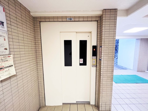 エレベーター付きのマンションです。