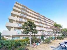 爽やかな青空の下に贅沢なほどに降り注ぐ陽光、豊かな居住性と、クオリティが見事に調和した住空間は、住まうことの喜びを感じさせてくれ