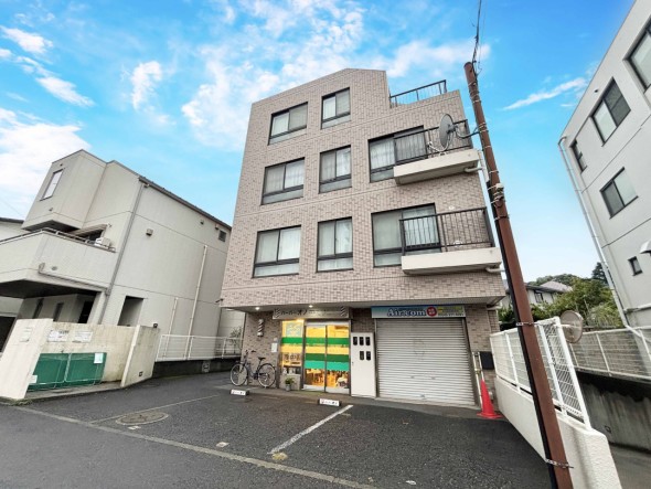 マンション外観。生活利便性に優れた立地環境。
