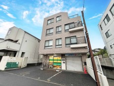 マンション外観。生活利便性に優れた立地環境。