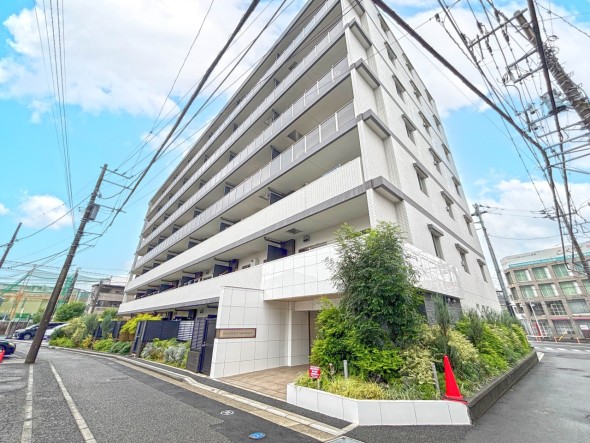 マンション外観。生活利便性に優れた立地環境。