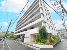 マンション外観。生活利便性に優れた立地環境。