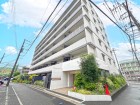 マンション外観。生活利便性に優れた立地環境。