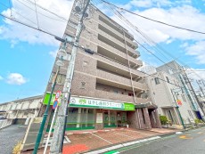マンション外観。生活利便性に優れた立地環境。