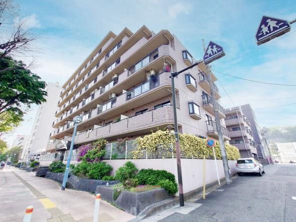 マンション外観。生活利便性に優れた立地環境。