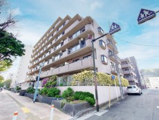 マンション外観。生活利便性に優れた立地環境。
