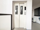 エレベーター付きのマンションです。