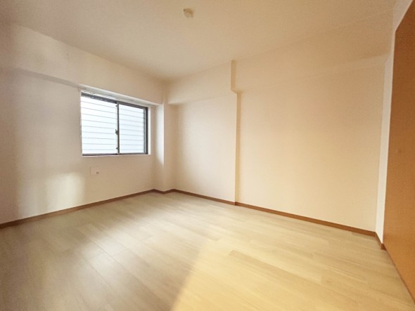 洋室7帖。フローリングの部屋は清潔感があり、日々のお掃除も楽で助かります。