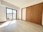 洋室6帖。明るくあたたかな居室では、朝の目覚めも気持ちよく起きられます。