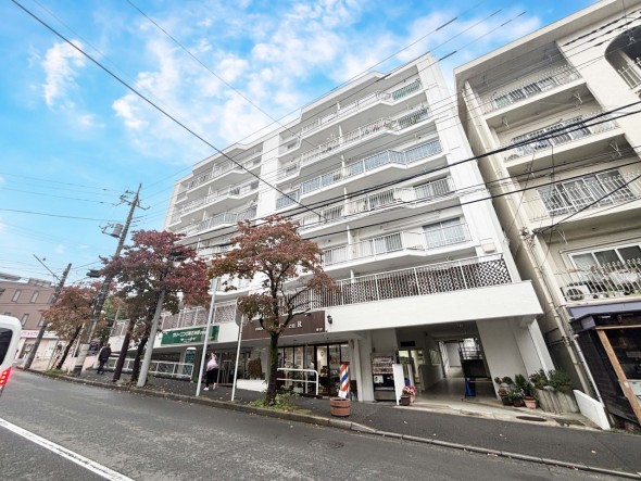 マンション外観。生活利便性に優れた立地環境。