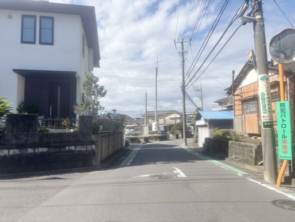 前面道路が広くお車の出し入れもスムーズ
