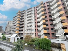 爽やかな青空の下に贅沢なほどに降り注ぐ陽光、豊かな居住性と、クオリティが見事に調和した住空間は、住まうことの喜びを感じさせてくれ