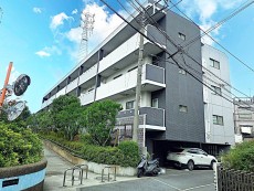 マンション外観。生活利便性に優れた立地環境。