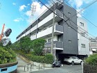 マンション外観。生活利便性に優れた立地環境。